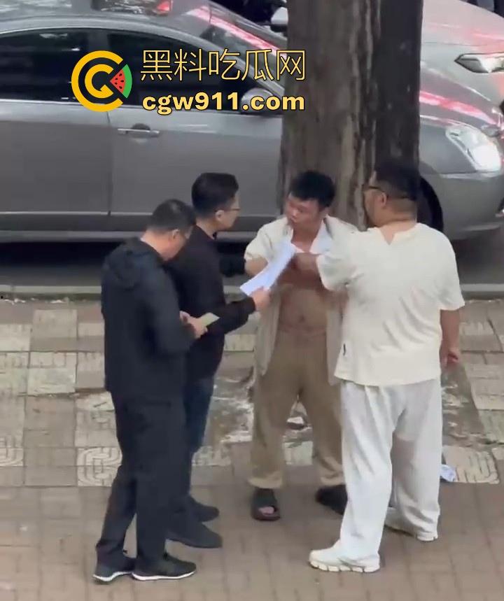 黑龙江佳木斯大学男同出轨被抓,大胖熊现场理论要说法,还高喊着 “逼好紧啊 来插我”,太辣眼睛了!-6