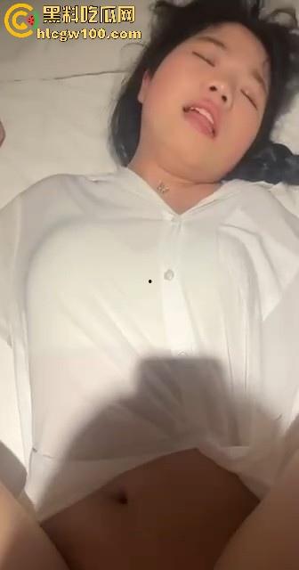 小编推荐！广州大学极品反差少女【吴微】自慰诱惑线下约啪，清纯脸配骚浪身子，真他妈是反差婊中的极品。-11