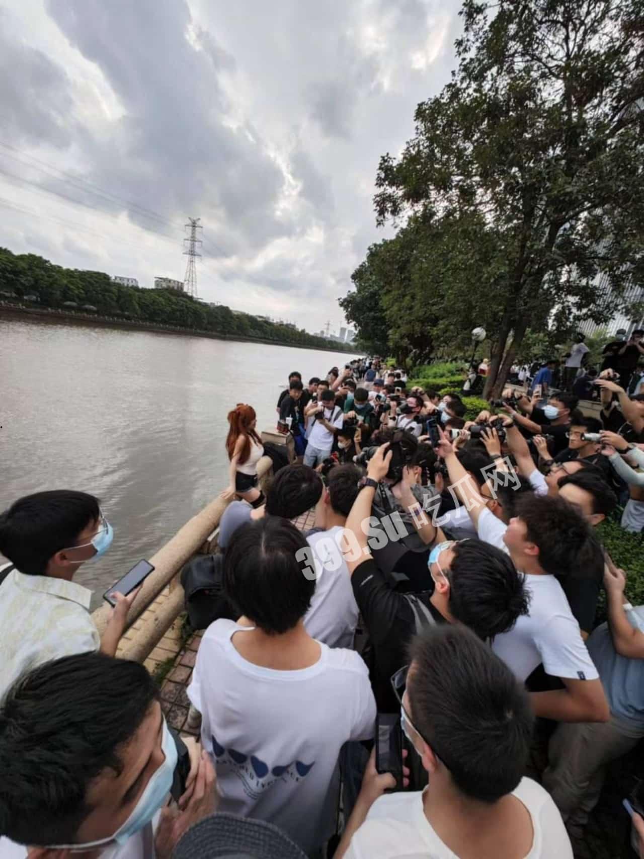 #吃瓜 #广州 #萤火虫动 漫展 外场,曾经在 #推特 上 援交 的coser由于举报被 警察 从现场直接带走,此举引发部分不满的宅男冲击了当地派出所要求放人-6