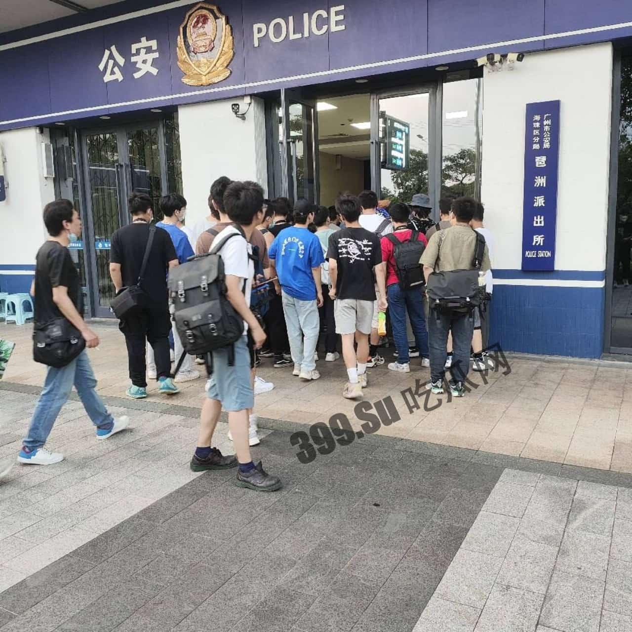 #吃瓜 #广州 #萤火虫动 漫展 外场,曾经在 #推特 上 援交 的coser由于举报被 警察 从现场直接带走,此举引发部分不满的宅男冲击了当地派出所要求放人-7