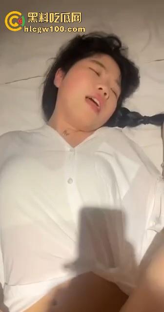 小编推荐！广州大学极品反差少女【吴微】自慰诱惑线下约啪，清纯脸配骚浪身子，真他妈是反差婊中的极品。-18