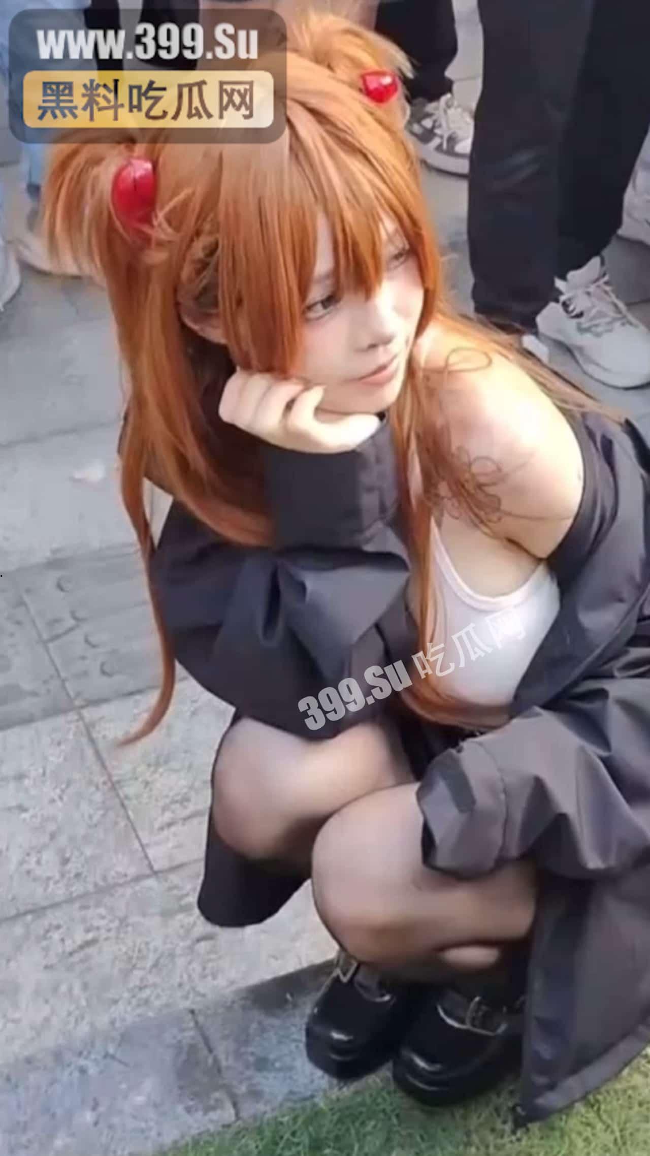 #吃瓜 #广州 #萤火虫动 漫展 外场,曾经在 #推特 上 援交 的coser由于举报被 警察 从现场直接带走,此举引发部分不满的宅男冲击了当地派出所要求放人-9