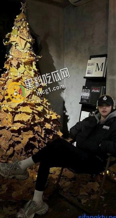 暑假的玩物!浙江外国语学院 大三学生 刘云 被富二代男友包养 开学就被甩 啪啪性爱泄密流出-1