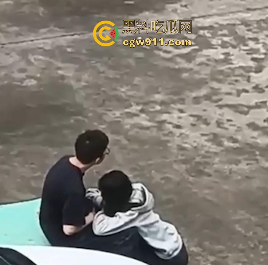 情侣小区公共篮球场情不自禁激情野战,篮球架下偷吃禁果,女生专心吃鸡男生放风盯哨,极其刺激!-4