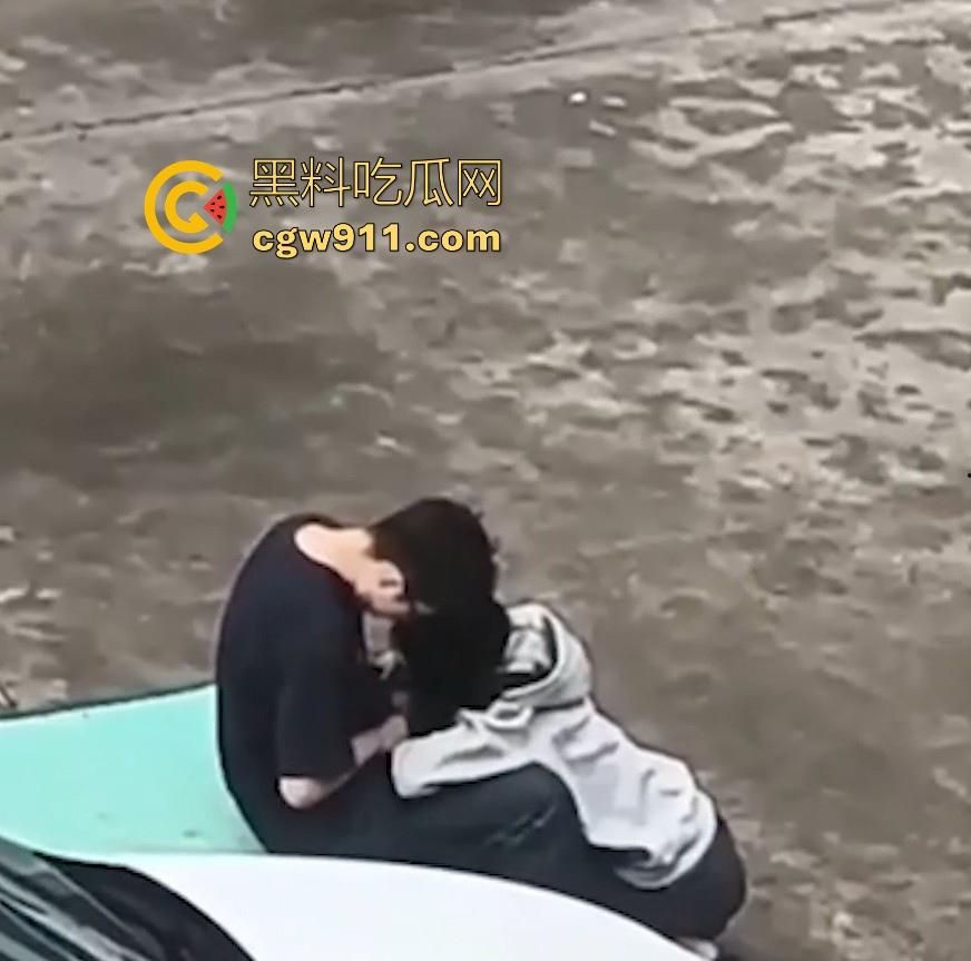 情侣小区公共篮球场情不自禁激情野战,篮球架下偷吃禁果,女生专心吃鸡男生放风盯哨,极其刺激!-5