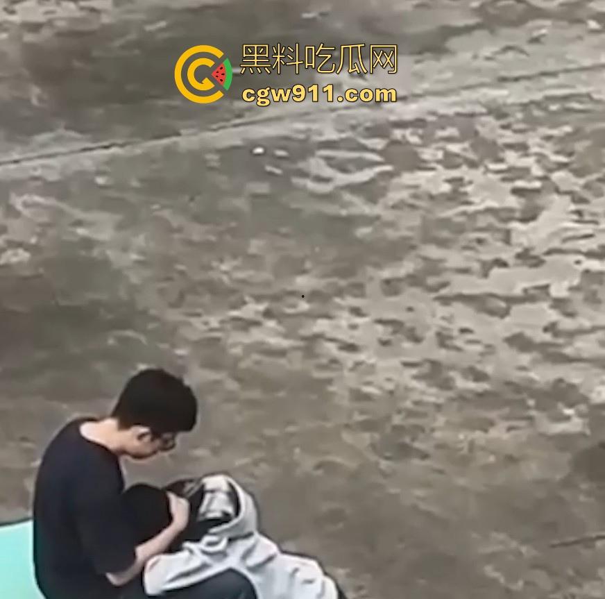 情侣小区公共篮球场情不自禁激情野战,篮球架下偷吃禁果,女生专心吃鸡男生放风盯哨,极其刺激!-6