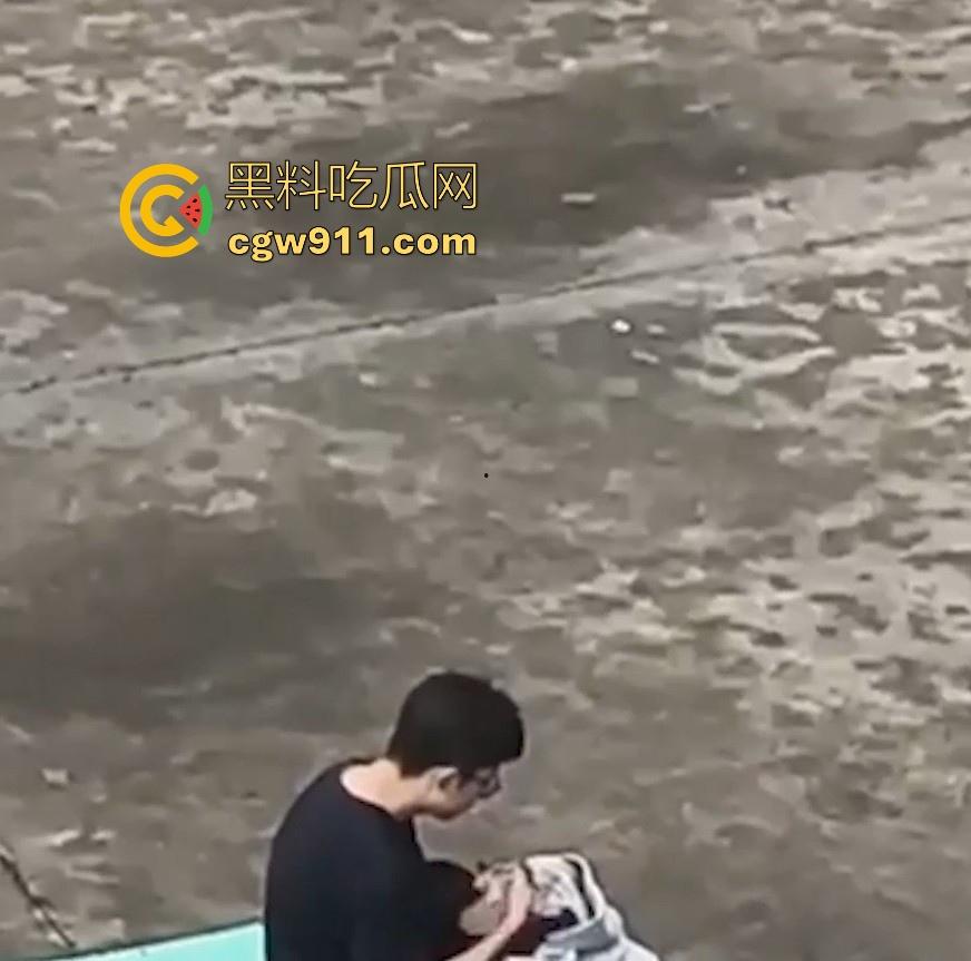 情侣小区公共篮球场情不自禁激情野战,篮球架下偷吃禁果,女生专心吃鸡男生放风盯哨,极其刺激!-10