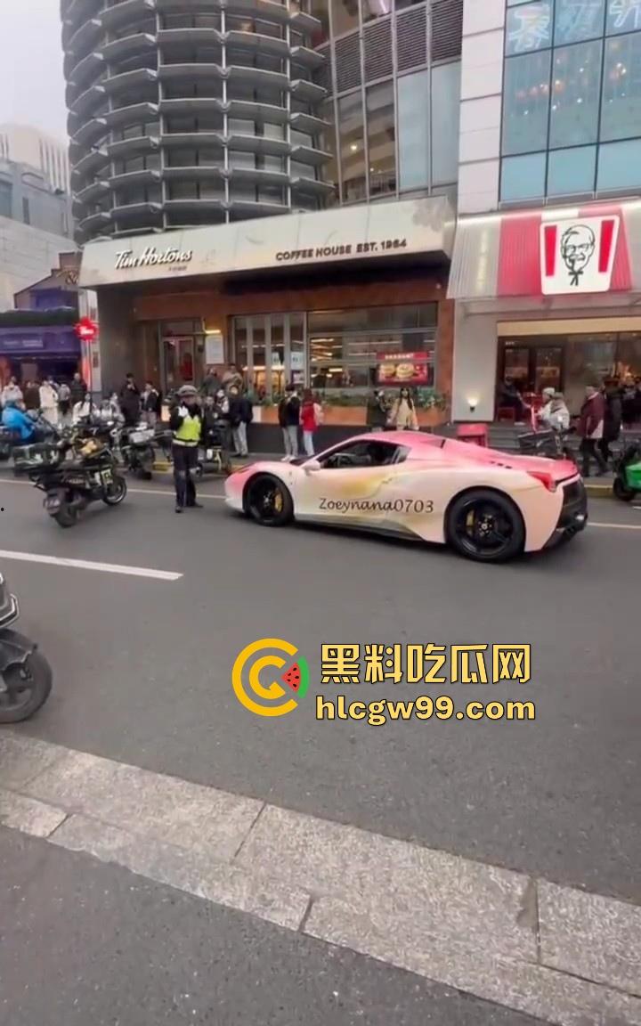 珠海冲撞行人案再现?抖音网红【周艺zoyenana】在上海吴江路危险驾驶,别以为驾驶法拉利就不用遵循法律了-9