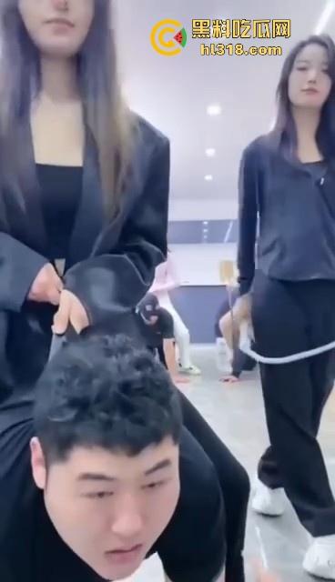 汪汪汪!集美们直播遛狗,套狗链骑狗赛跑,1米8大哥像小狗一样乖,这男奴怪听话的,还是集美们会玩!-6