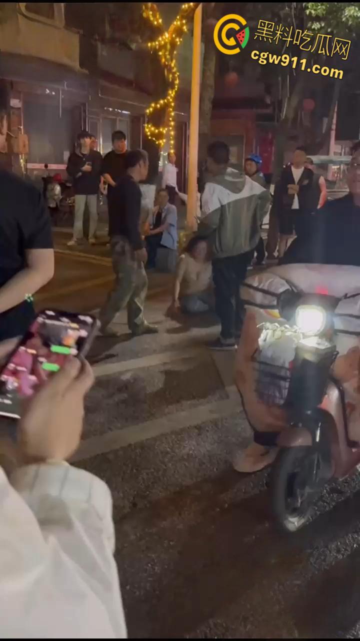 顶级渣女翻车！湖北恩施一女子谈恋爱为由，连买的车都骗去卖了，最后被男子脱光在大街上殴打！