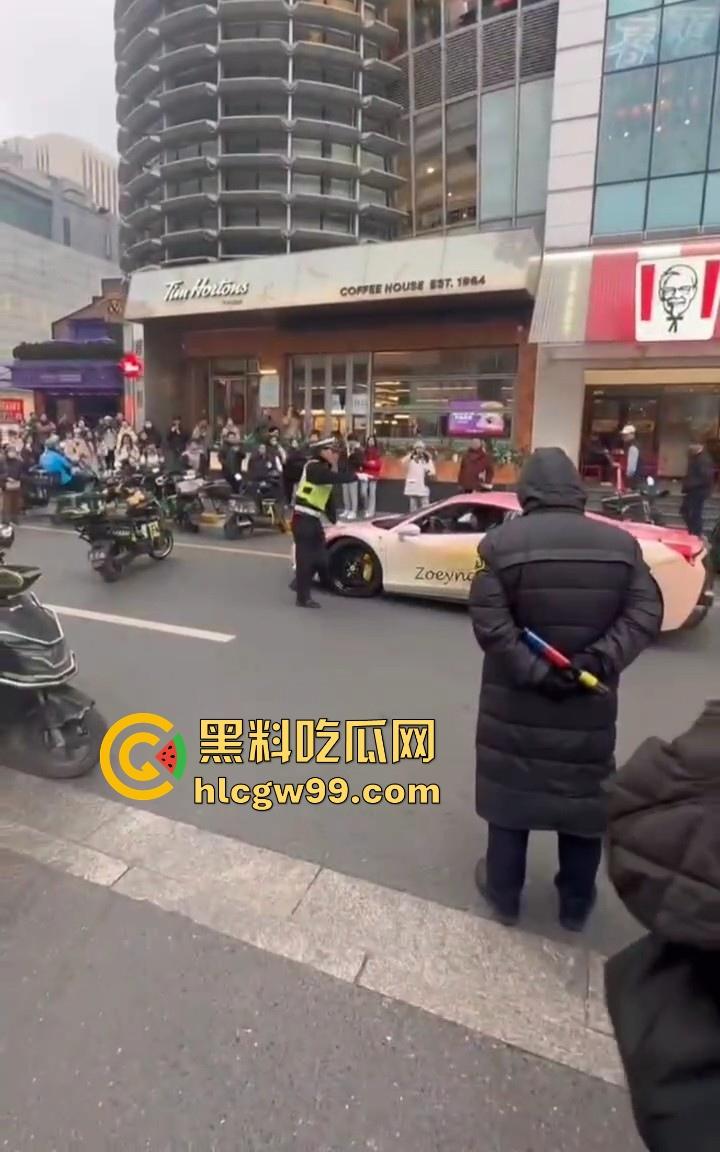 珠海冲撞行人案再现?抖音网红【周艺zoyenana】在上海吴江路危险驾驶,别以为驾驶法拉利就不用遵循法律了-12
