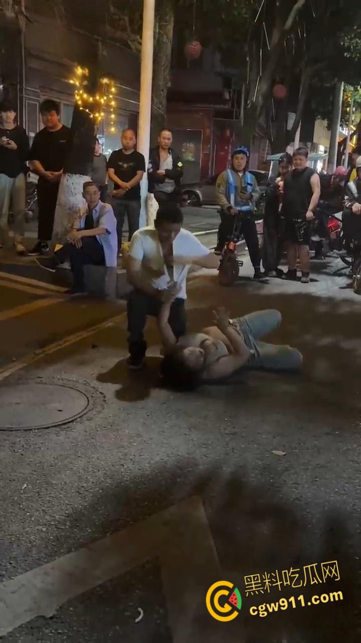 顶级渣女翻车！湖北恩施一女子谈恋爱为由，连买的车都骗去卖了，最后被男子脱光在大街上殴打！-6