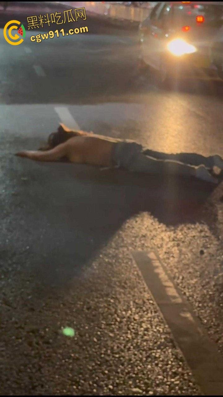 顶级渣女翻车！湖北恩施一女子谈恋爱为由，连买的车都骗去卖了，最后被男子脱光在大街上殴打！-7