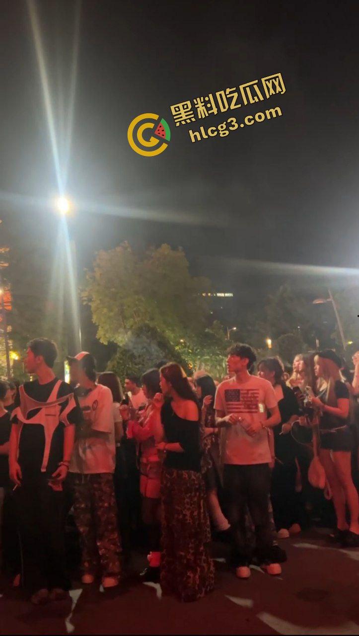 炸裂抓奸事件!厦门福馆李晓彤与男小三被当场捉奸 爆出金句 “她给我舔屌吞精时,你还在哪里打飞机” 气疯后踢打女人-3