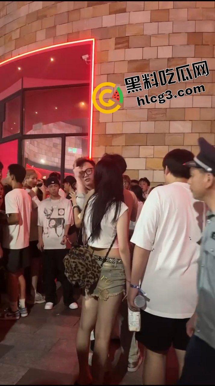 炸裂抓奸事件!厦门福馆李晓彤与男小三被当场捉奸 爆出金句 “她给我舔屌吞精时,你还在哪里打飞机” 气疯后踢打女人-8