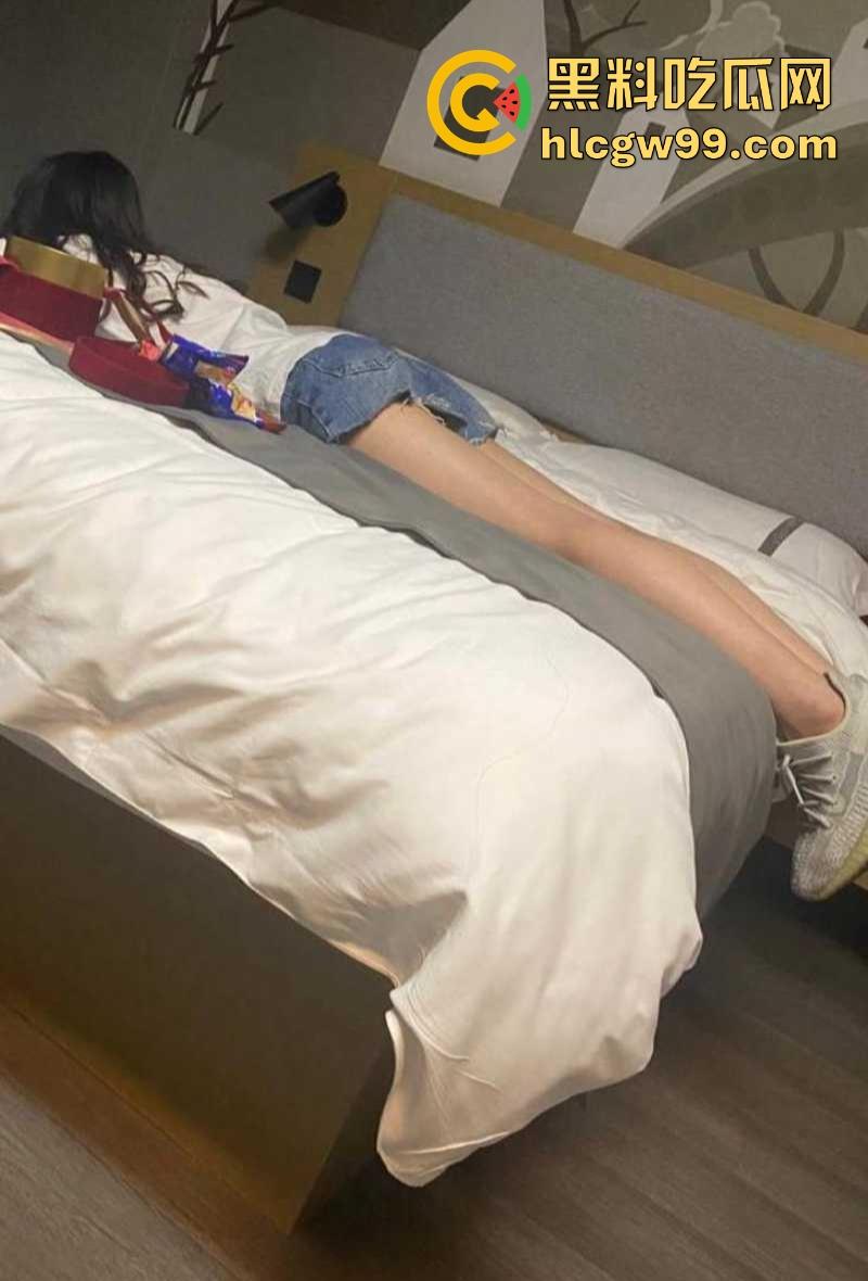 绿奴的自我救赎?绿帽大学生生日大礼亲手把女友送进别人的房间 在隔壁听她喊疼 ,绿毛龟的命运已无法更改!-7