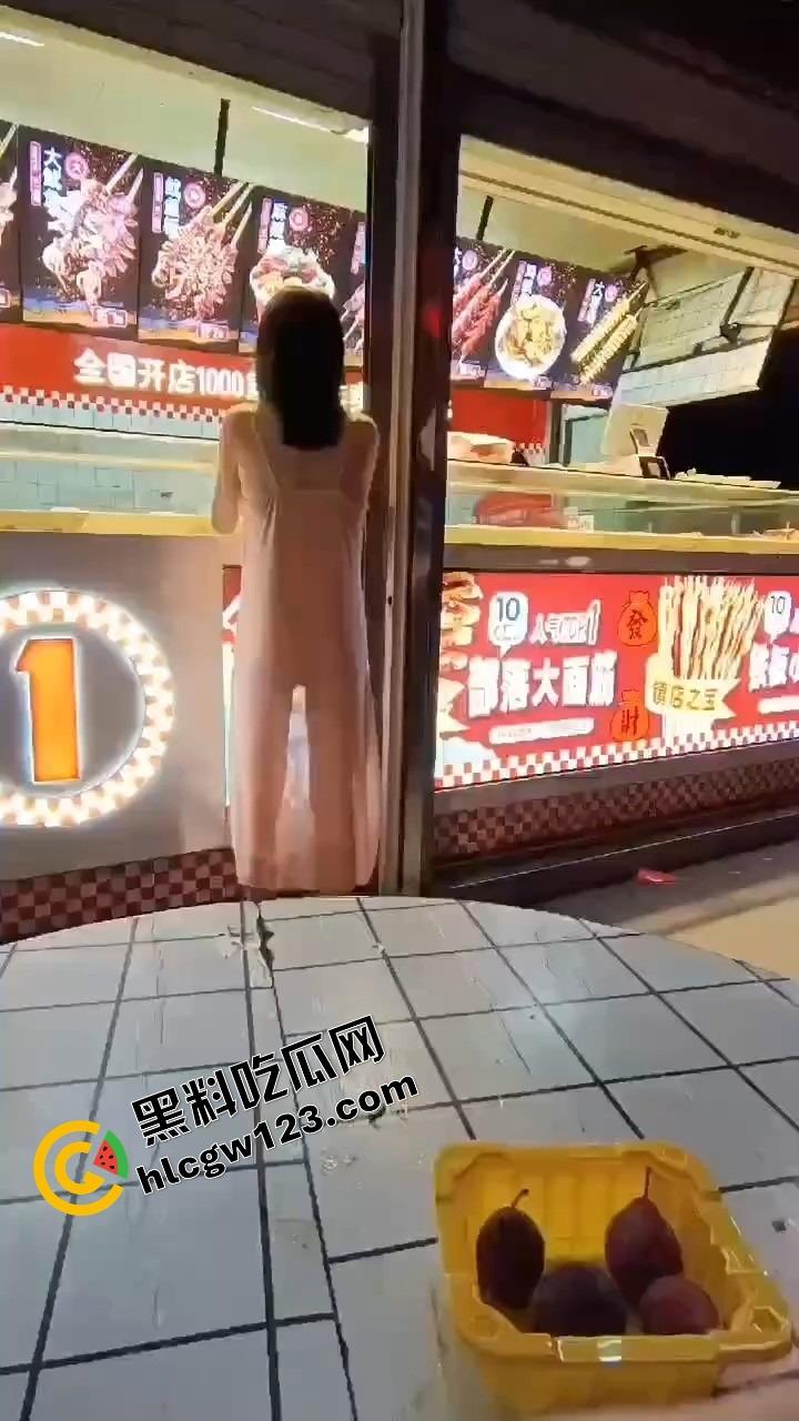 你相信光吗?郑州小婊深夜执行主人的羞耻任务,透明薄睡衣漏点出门,全程走光还舔着嘴说我好兴奋!-5