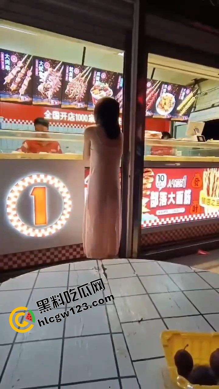 你相信光吗?郑州小婊深夜执行主人的羞耻任务,透明薄睡衣漏点出门,全程走光还舔着嘴说我好兴奋!-8