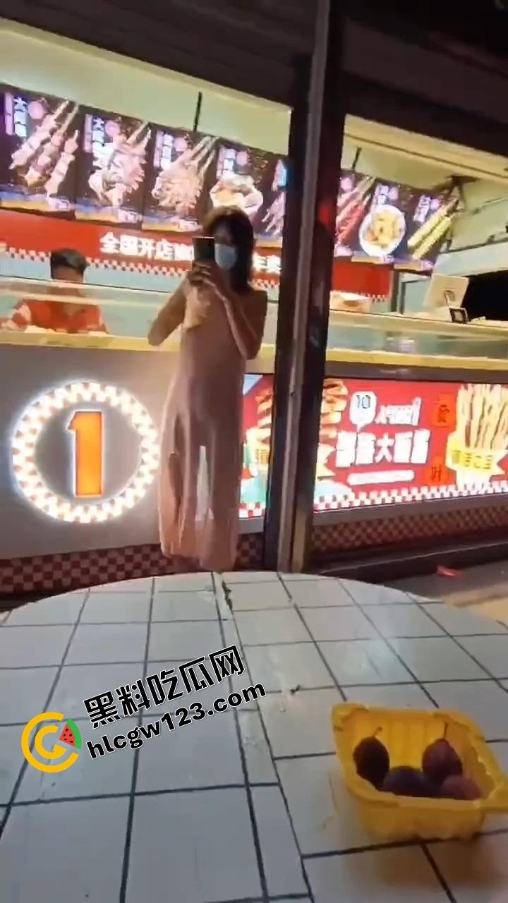 你相信光吗?郑州小婊深夜执行主人的羞耻任务,透明薄睡衣漏点出门,全程走光还舔着嘴说我好兴奋!-10