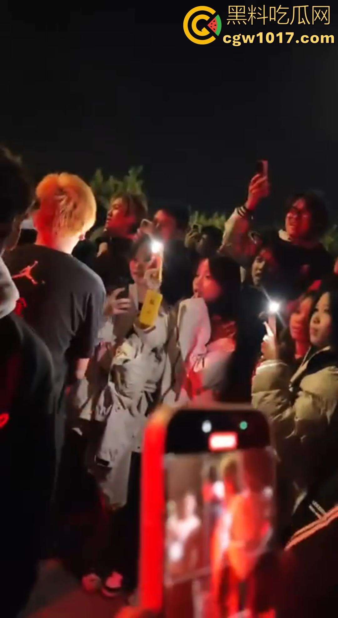 广西桂林C罗事件完整版 精神小伙为爱冲锋 与情敌约群架1v4 只为争夺交配权 现场视频流出！