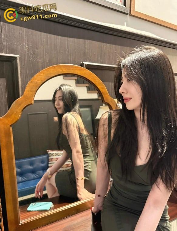 拿下大长腿美女御姐同事，刚开始强上她还不乐意，插入骚逼就老实了，情趣黑丝对镜后入，无套内射肥鲍骚穴！