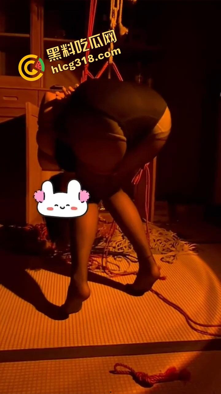 就好这口,逼水被打出来的母狗最带感,不叫不哭只会喷水,抽一鞭就高潮,SM玩成了喷泉表演!-8