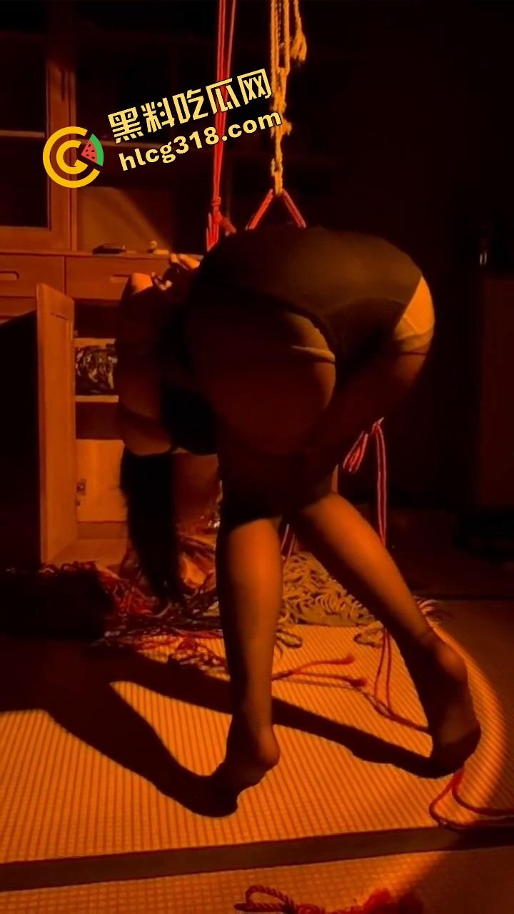 就好这口,逼水被打出来的母狗最带感,不叫不哭只会喷水,抽一鞭就高潮,SM玩成了喷泉表演!-9