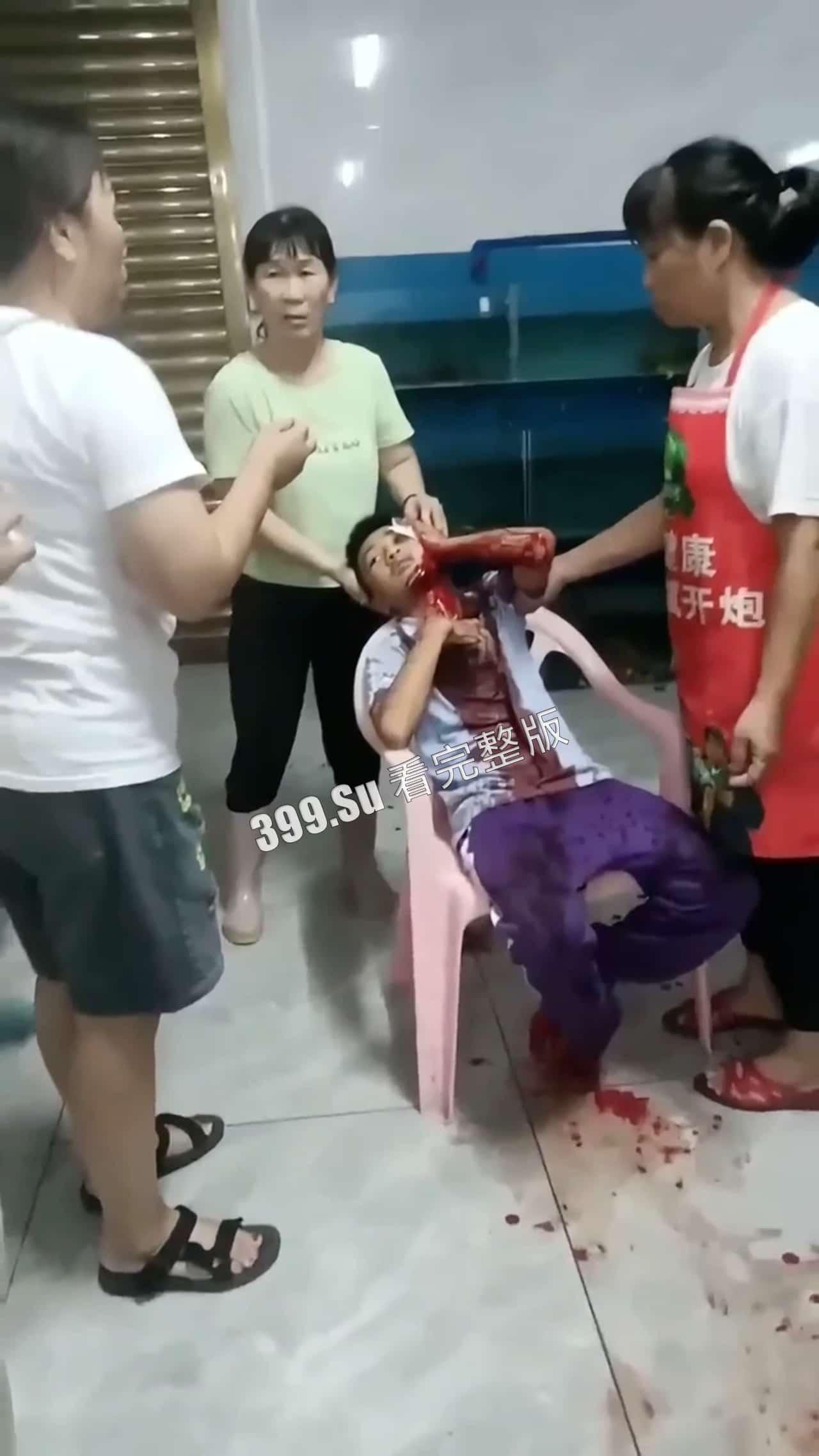 6.30晚 海南 疯子街头随机砍人事件 连捅12人 七岁小孩都不放过 被路人合力抓住时还口出狂言-2