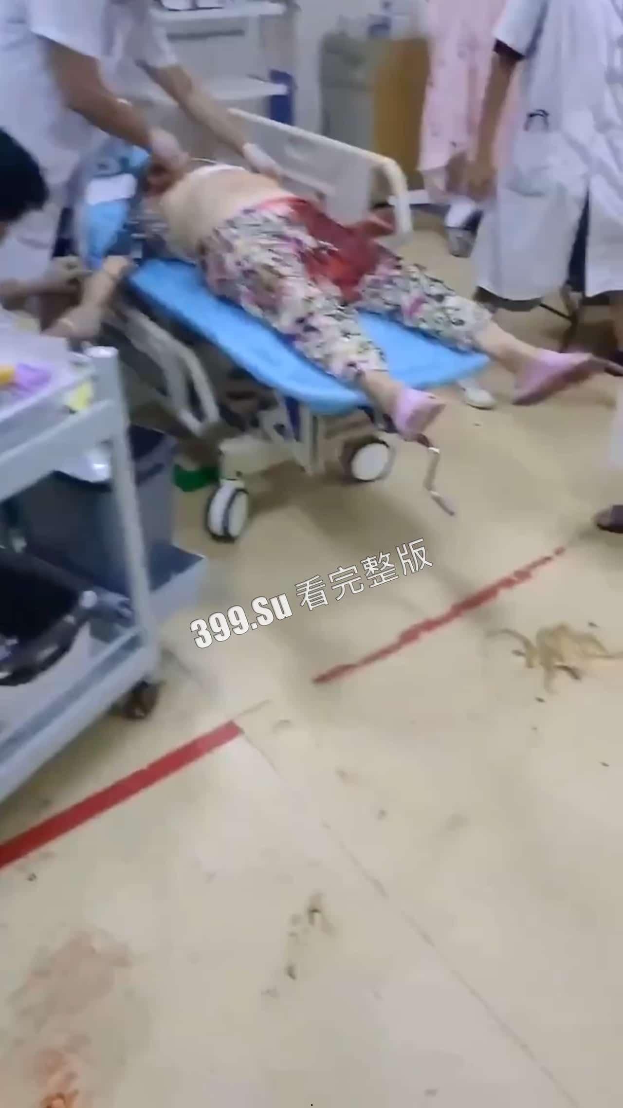 6.30晚 海南 疯子街头随机砍人事件 连捅12人 七岁小孩都不放过 被路人合力抓住时还口出狂言-3