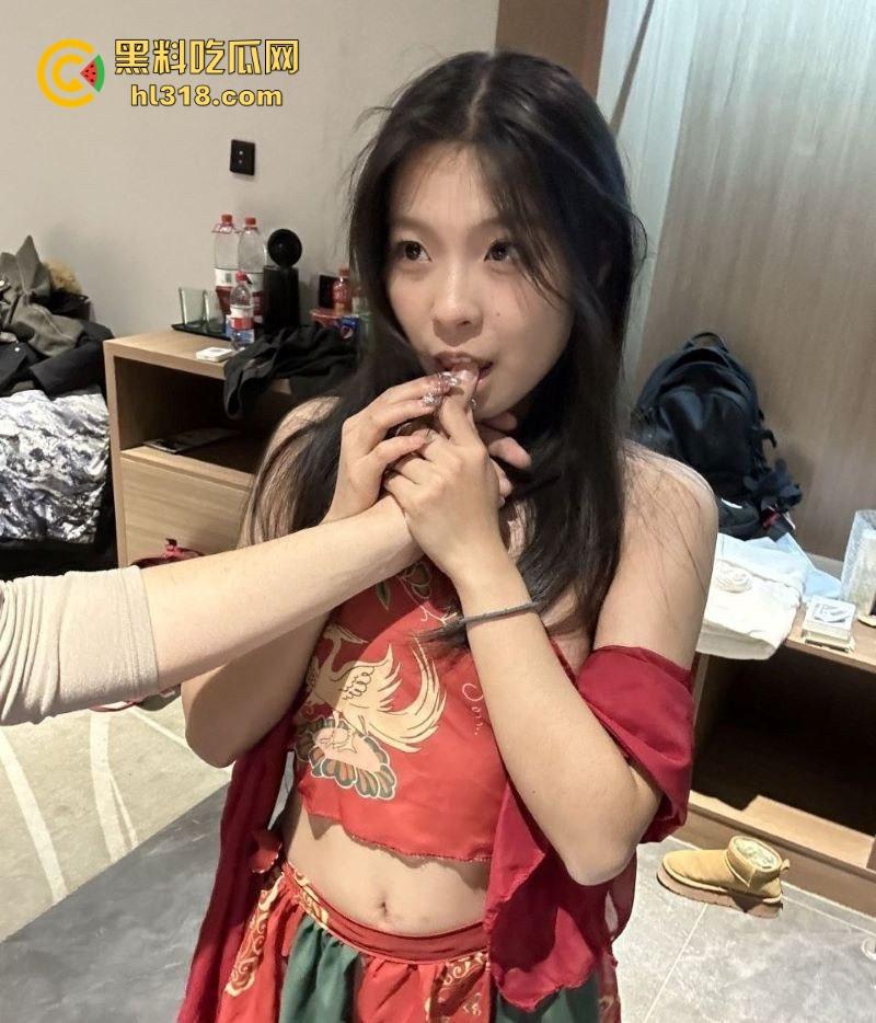 湖南大学反差学妹【昌志颖】性爱视频被男友泄密,露脸口交吞吐肉棒,翘臀迎合后入淫荡不已!-3