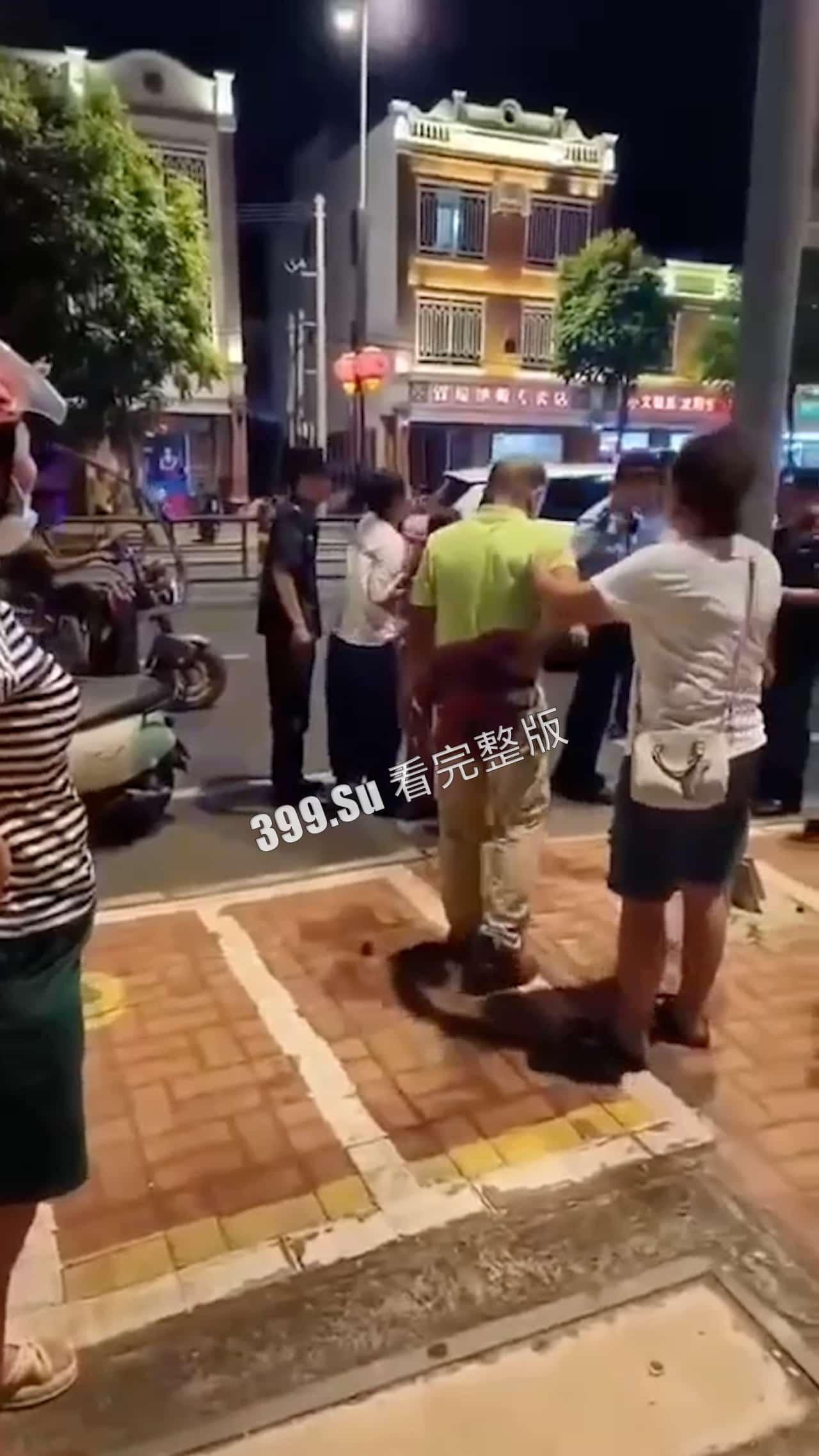 6.30晚 海南 疯子街头随机砍人事件 连捅12人 七岁小孩都不放过 被路人合力抓住时还口出狂言-4