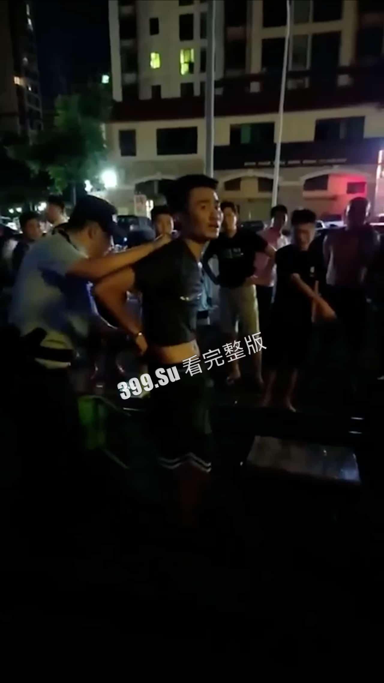 6.30晚 海南 疯子街头随机砍人事件 连捅12人 七岁小孩都不放过 被路人合力抓住时还口出狂言-6