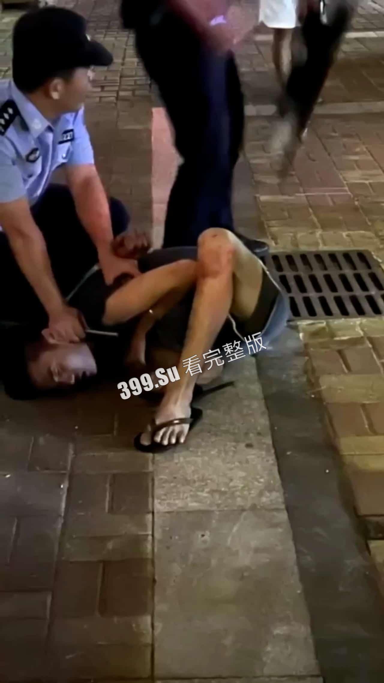 6.30晚 海南 疯子街头随机砍人事件 连捅12人 七岁小孩都不放过 被路人合力抓住时还口出狂言-7