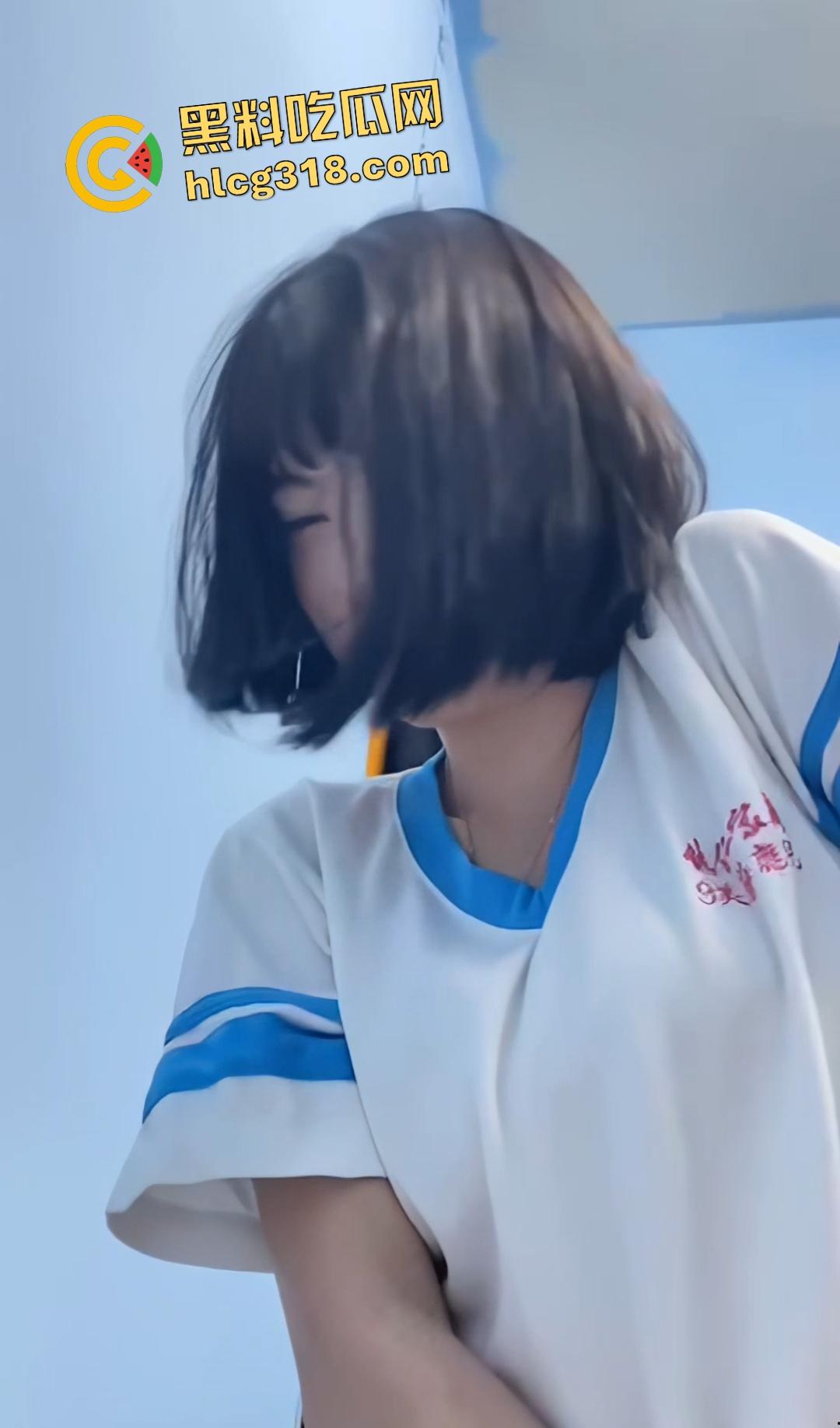 台湾能仁家商短发俏妹【薛庭儿】背妈偷欢,骑乘后入骚炸,从清纯到反差感直接拉满!-2