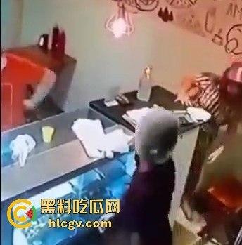 菲律宾夫妇餐厅武装抢劫,遇上下班警察!男子被当场击毙,抢劫计划瞬间翻车!-2