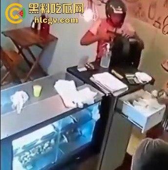 菲律宾夫妇餐厅武装抢劫,遇上下班警察!男子被当场击毙,抢劫计划瞬间翻车!-4