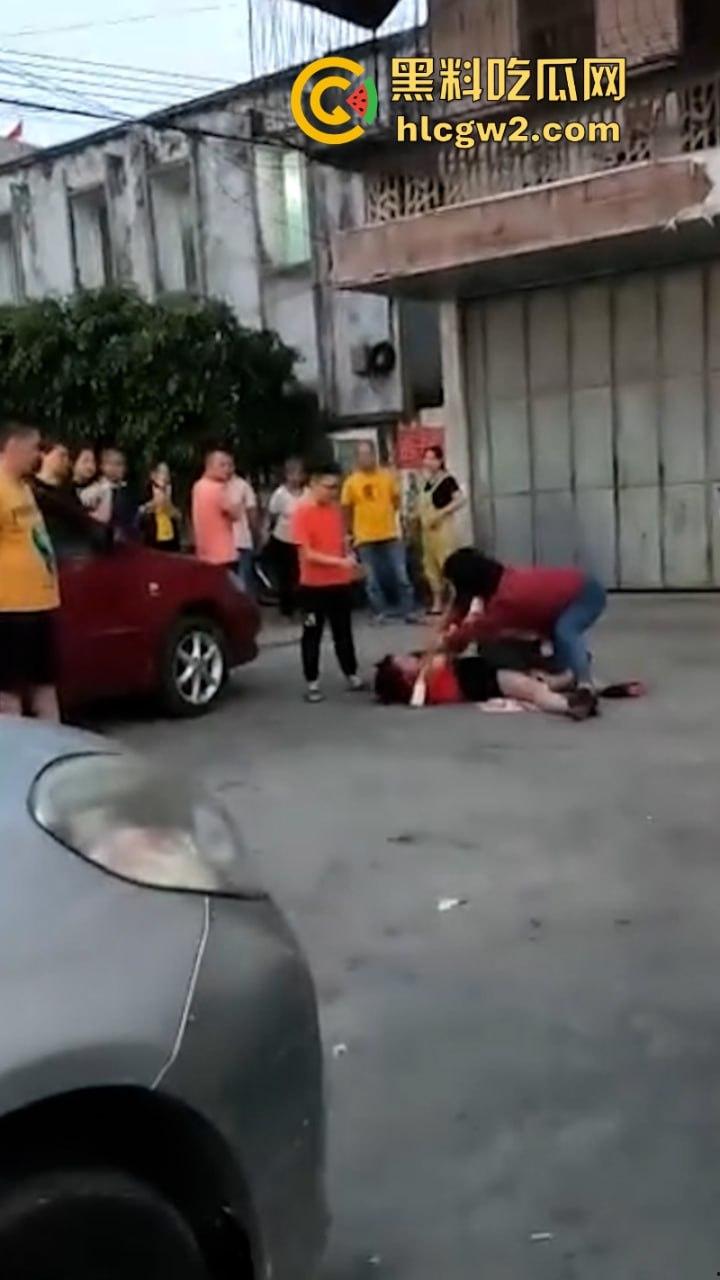 史上最狠打小三！潮汕街头小三被原配及家属当街撕衣暴打 木棍捅逼 现场视频曝光 打的真惨！