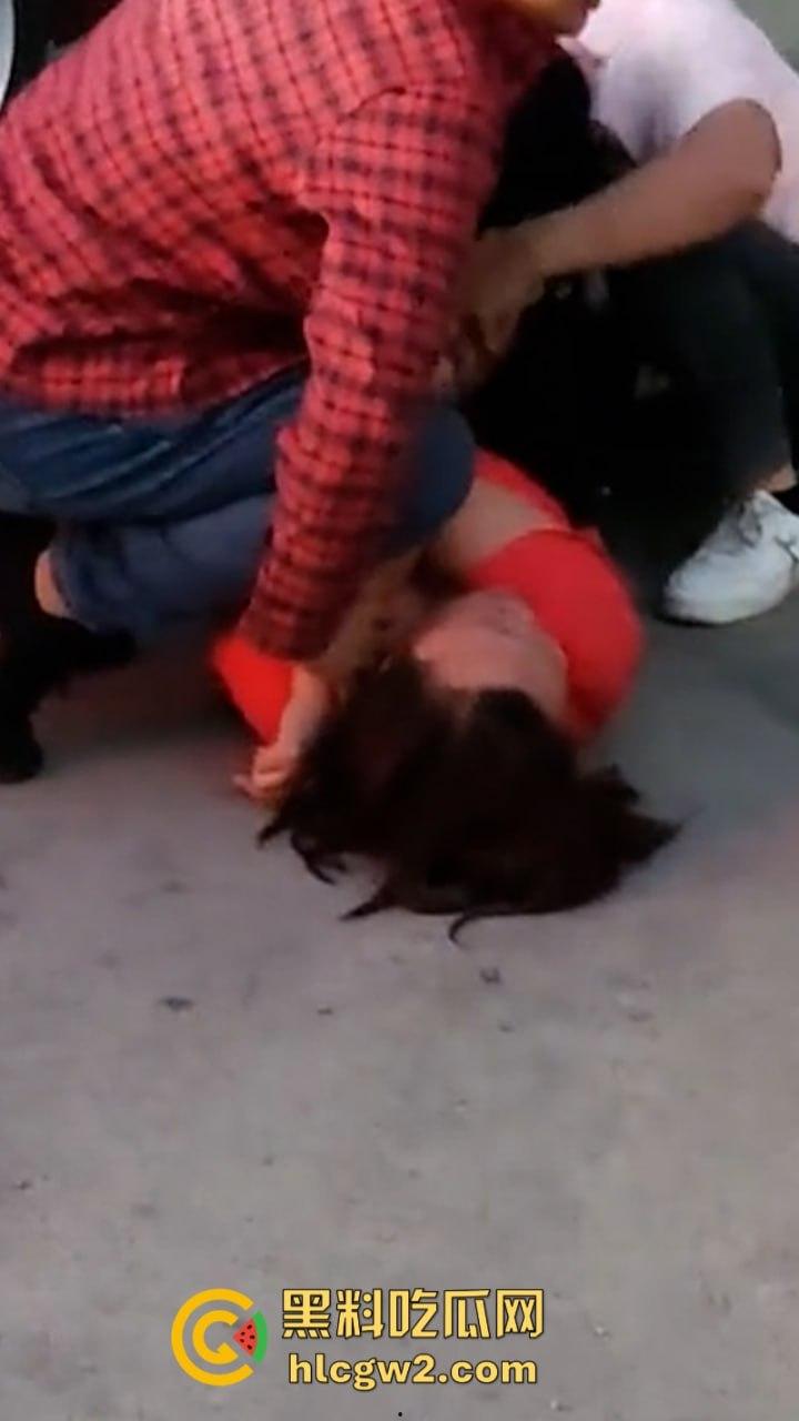 史上最狠打小三!潮汕街头小三被原配及家属当街撕衣暴打 木棍捅逼 现场视频曝光 打的真惨!-6