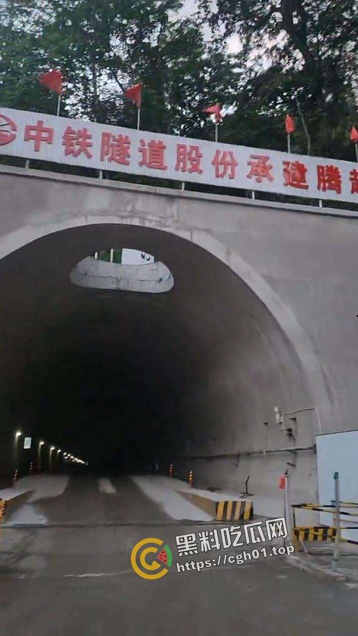 云南保山中铁隧道工人跳楼事件!三年不发工资反被威胁 七窍流血还不能立刻送医 现场视频流出-3