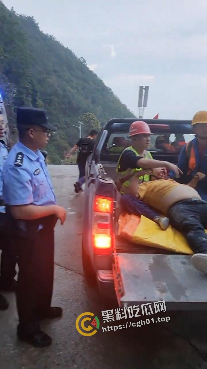 云南保山中铁隧道工人跳楼事件!三年不发工资反被威胁 七窍流血还不能立刻送医 现场视频流出-4
