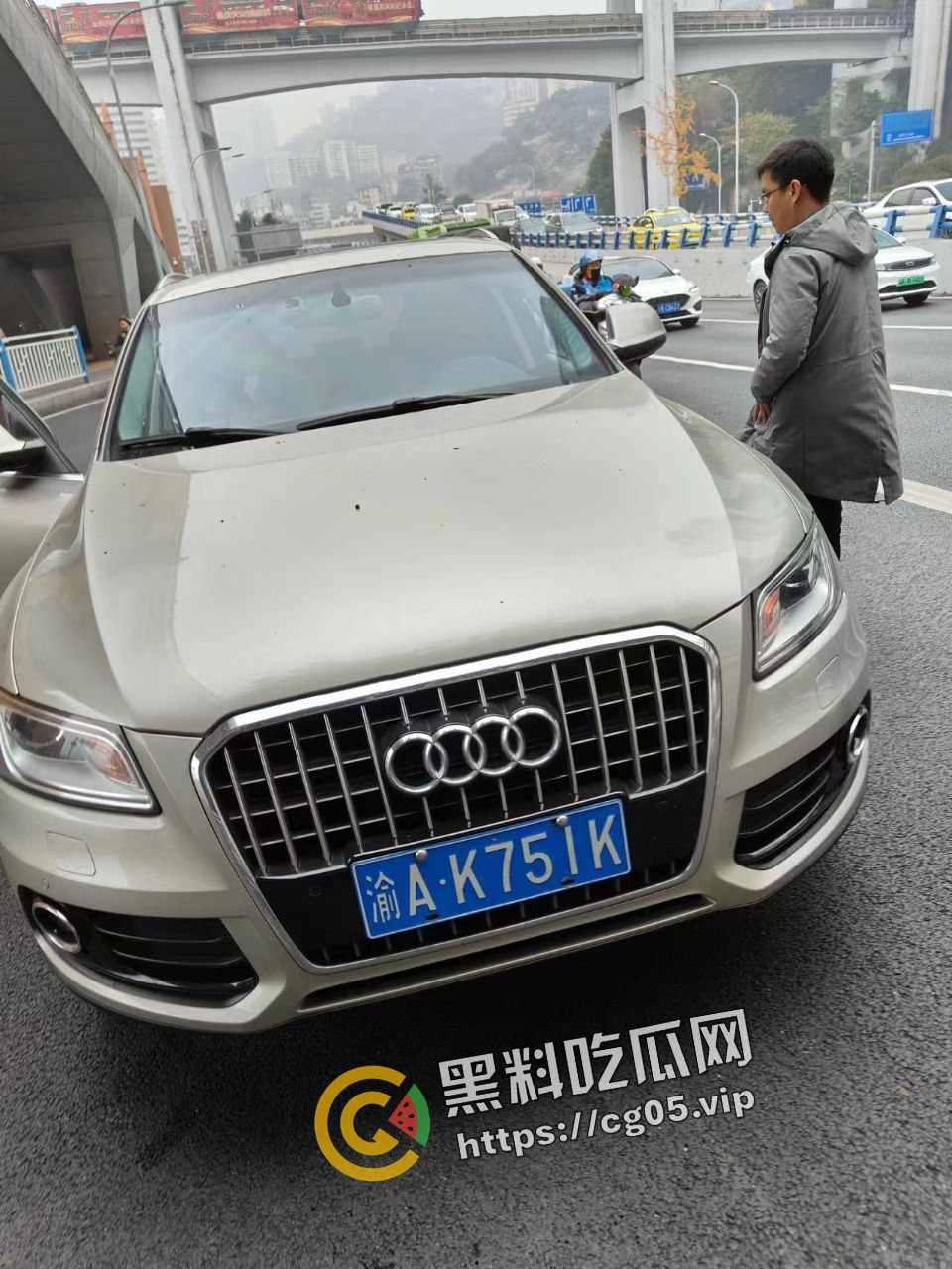 新年遇贵人!重庆渝中摩托佬莫名其妙被奥迪别车三次还挨打 事后律师表示不会少于五万 挨打挨出来一辆新摩托-4