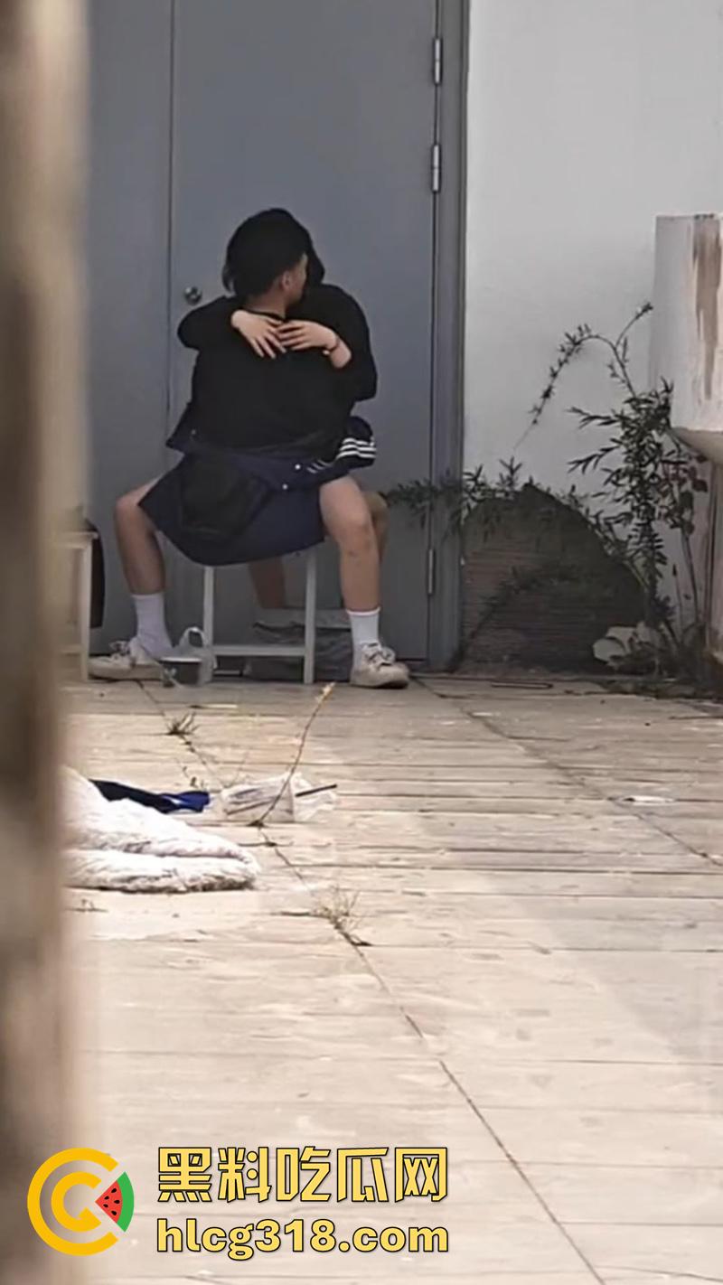 高中生小情侣学校楼顶露出做爱，无人的小拐角当场脱光女上位抽插，大奶学生妹性欲很强啊！