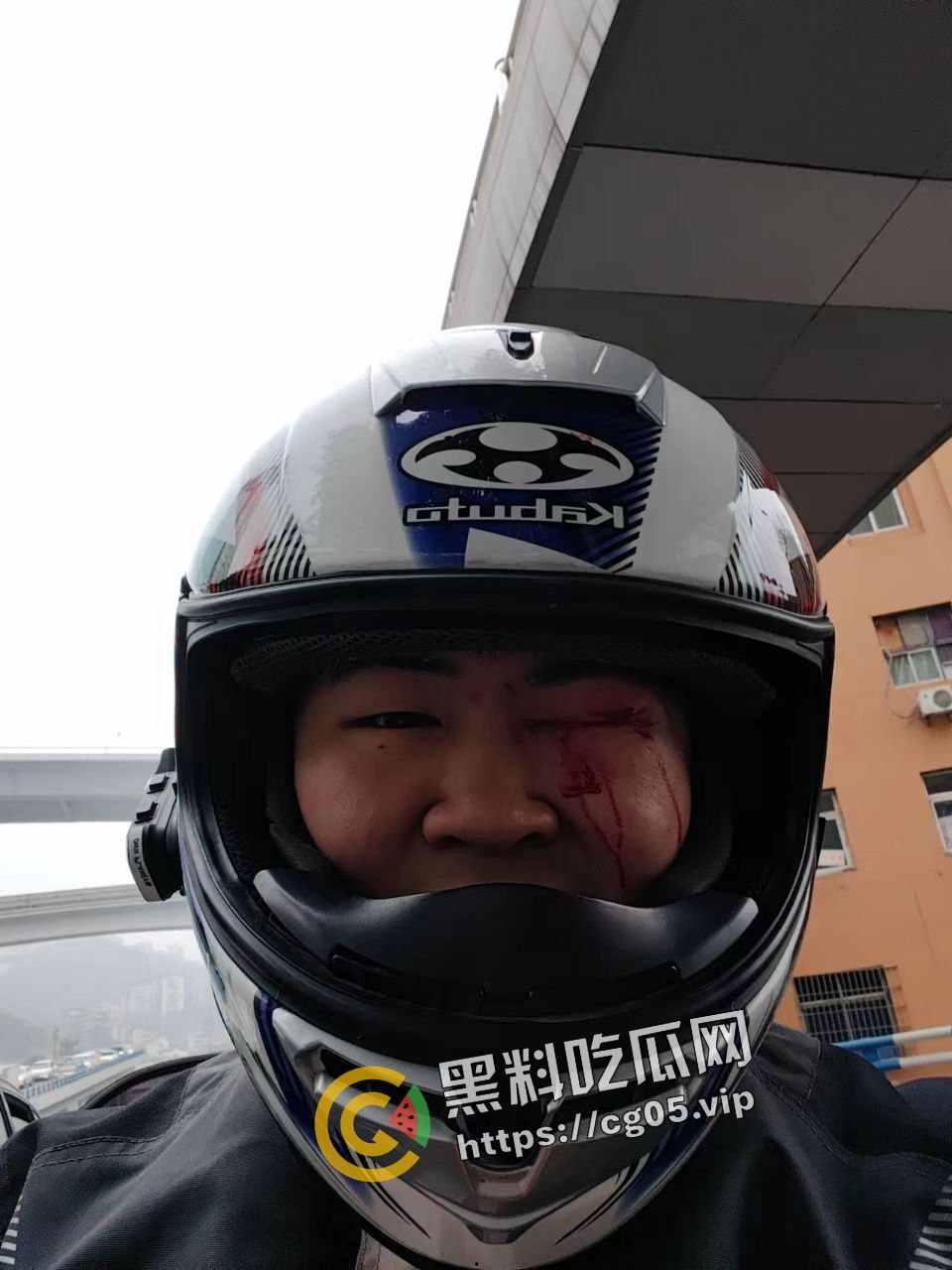 新年遇贵人!重庆渝中摩托佬莫名其妙被奥迪别车三次还挨打 事后律师表示不会少于五万 挨打挨出来一辆新摩托-5