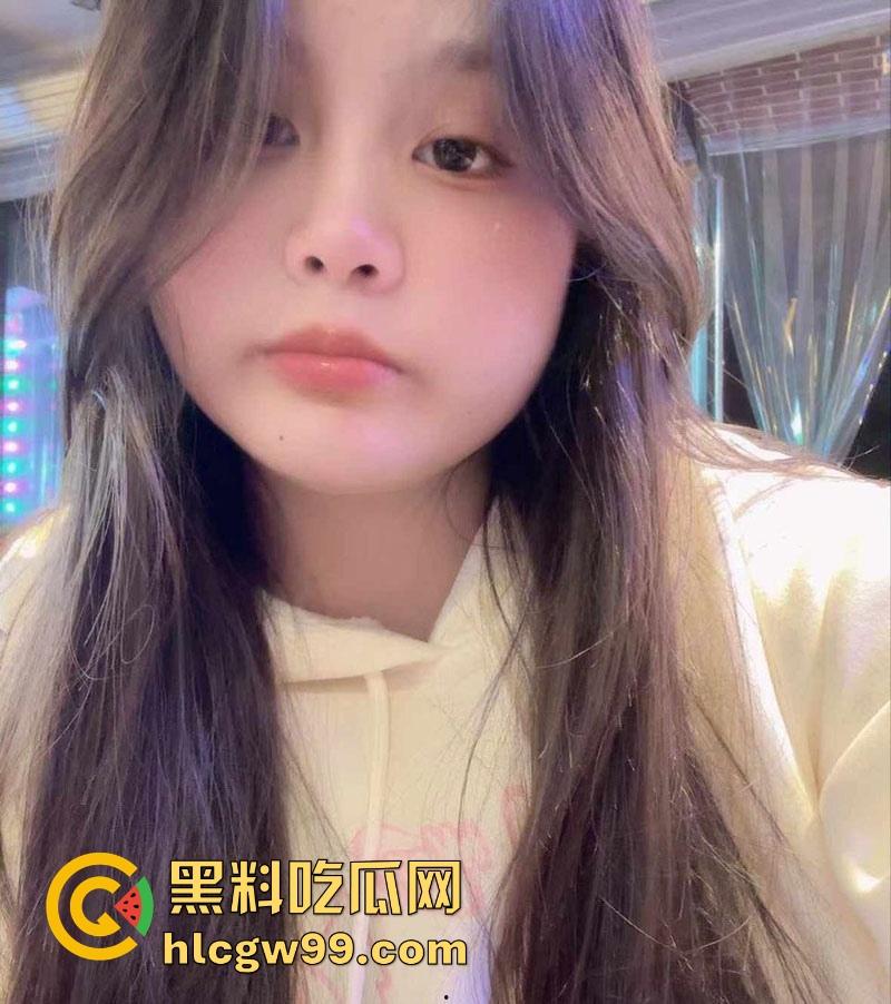 四川【胡冰冰】谈恋爱期间开双号发裸照抠逼裸聊来骗钱，七百块浪费个炮架子，多操几遍再走啊，就当吃了快餐不亏！-13