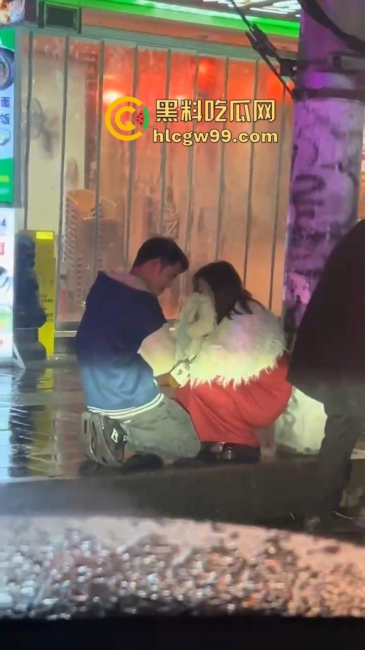 贵州六盘水沸羊羊跪地挽回爱情，荒唐又尴尬，川心小区的大雨见证了一场爱情已死，丢失的心再也回不来了！