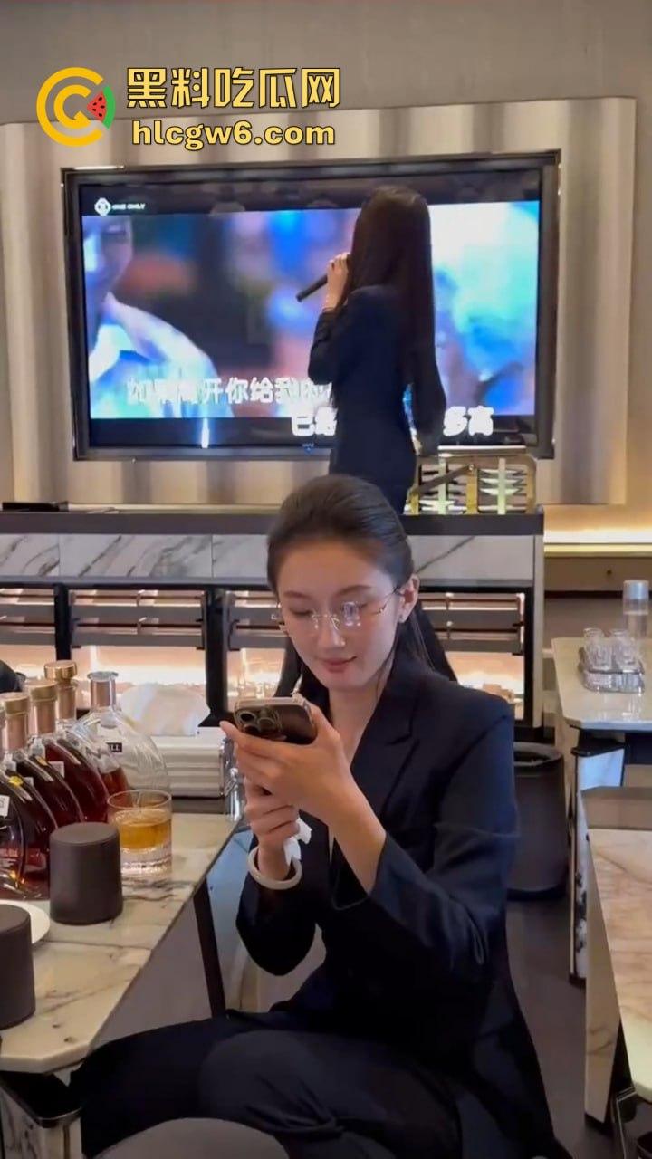 山东KTV传说中的行政套餐！天道酬勤的行政OL包臀裙女秘书，服务到位，难怪公务员考试报名人数年年创新高！-18