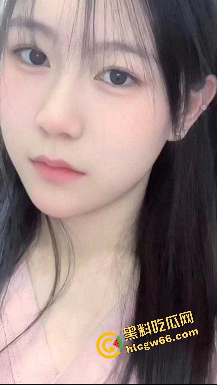 四川师大骚货『李伊丹』表面学霸私下贱母狗，穿JK舔屌求插，男友自拍操成精盆婊子流出！