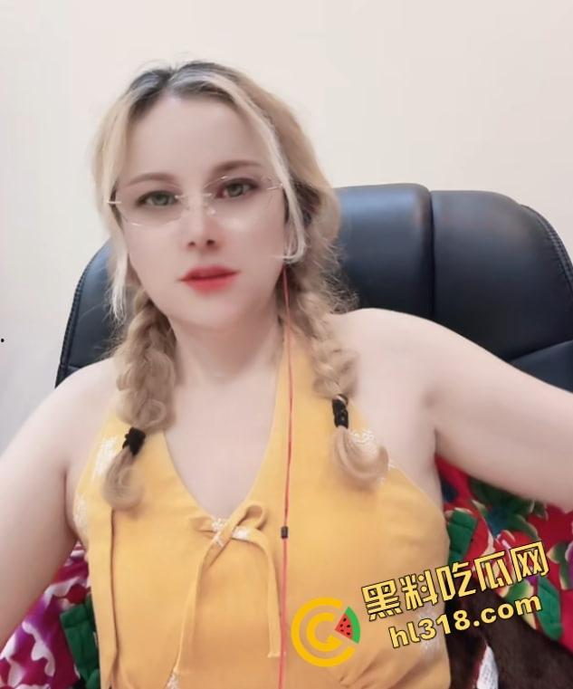 欧美酒吧绝活骚姐一屁股坐下把黄瓜全插进逼里口交双修,抬着观众的头当手动飞机杯一顿插!-3