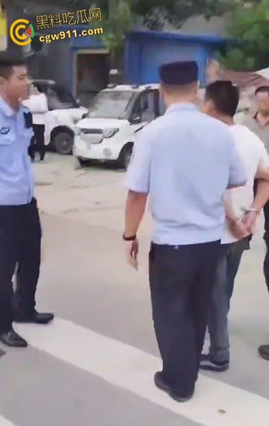 海南小仙女远嫁河南,遭家暴男拿刀砍,抖音曝光血腥婚姻噩梦,离婚前被虐到鼻青脸肿,报警求生!-3