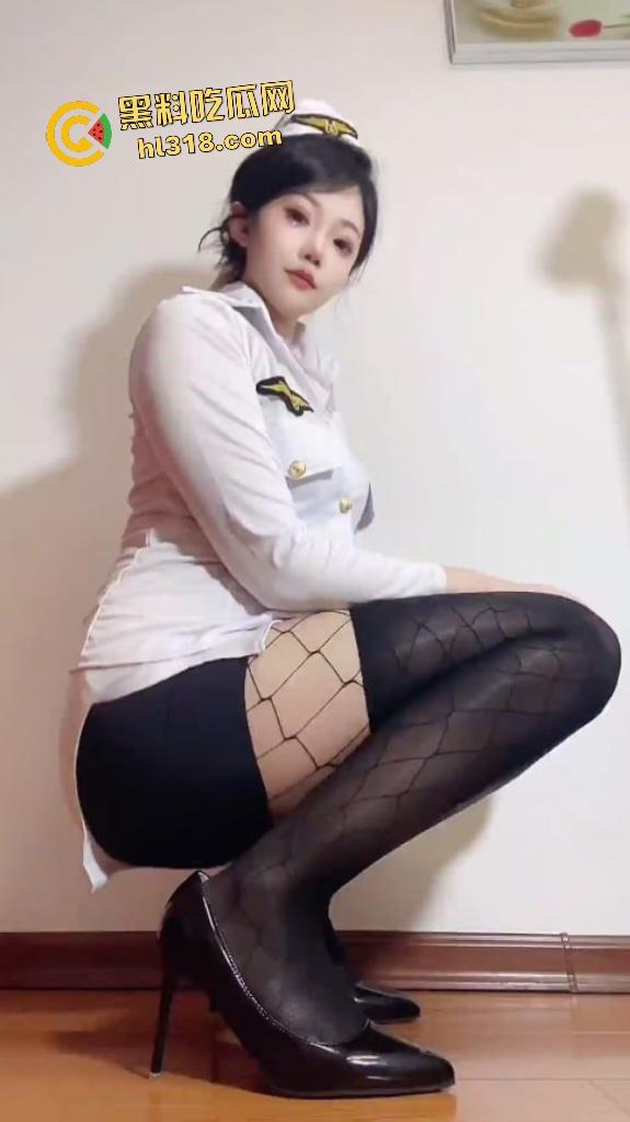 快手东北御姐【小兔子】亮油肉丝袜足交假阴茎,翘起肥臀给金主秀逼有多肥!-2